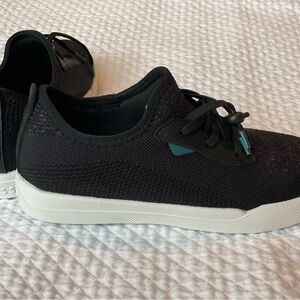 Vessi girls weekend sneaker. Size 3. Brand new!NWOB